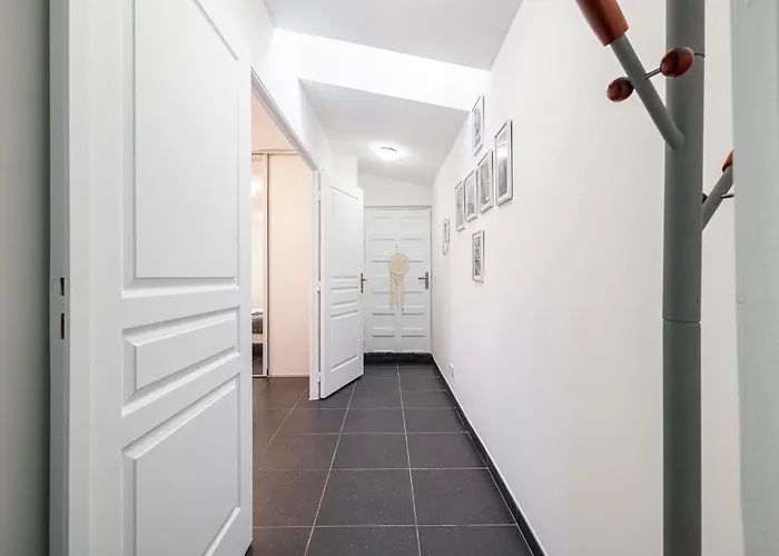 Large & Quiet 1 Bdr At Port