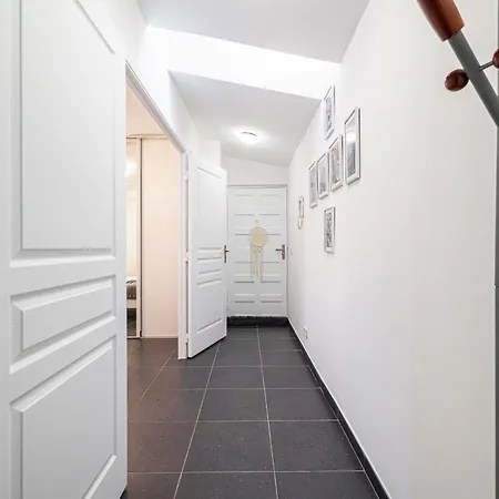 Large & Quiet 1 Bdr At Port